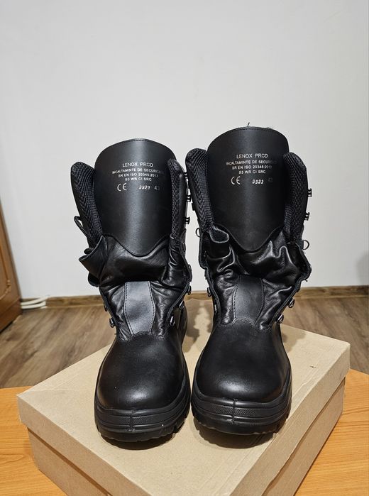 Bocanci înalți, impermeabili, îmblăniți cu bombeu metalic