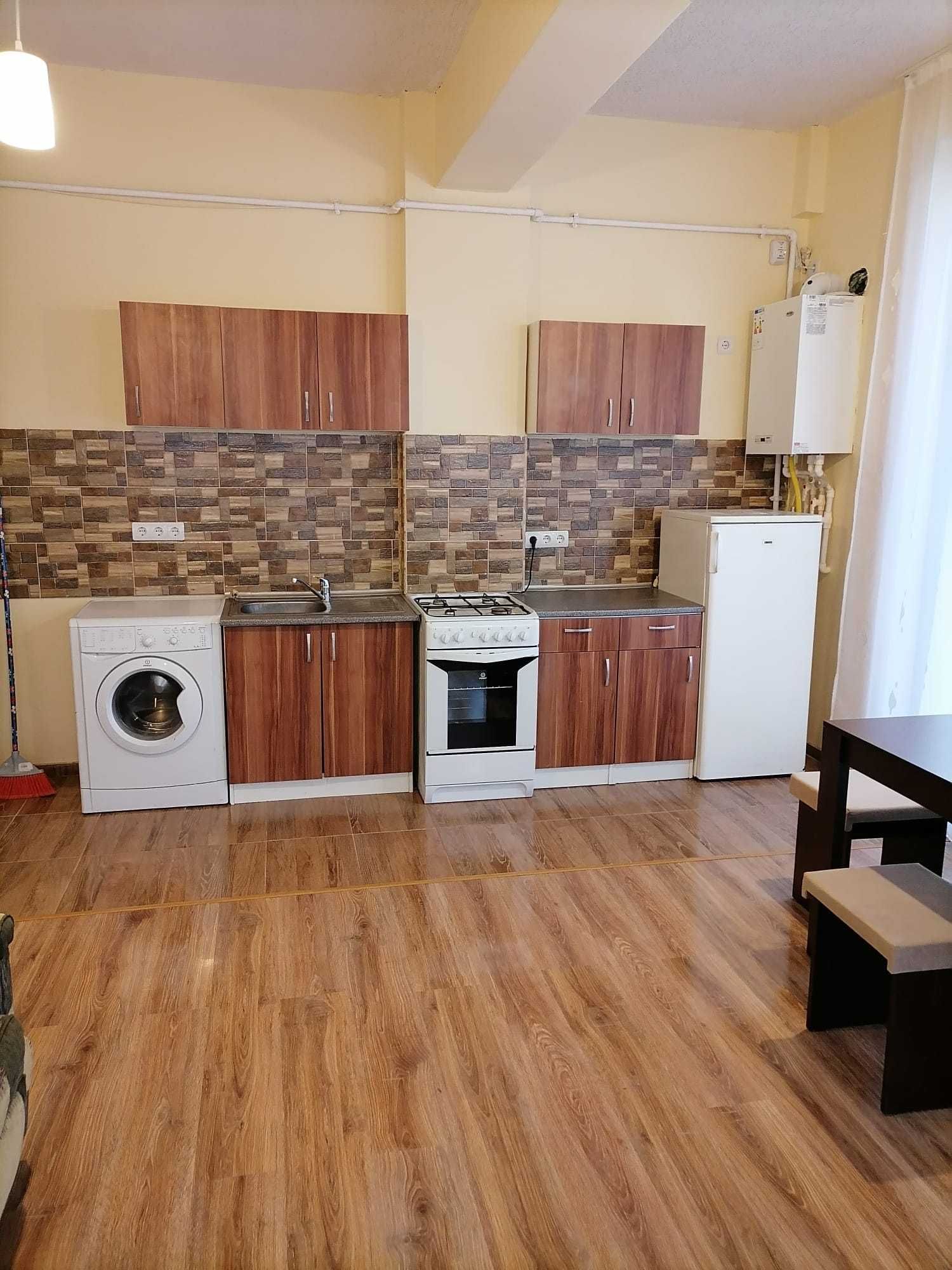 Închiriez apartament cu 3 camere