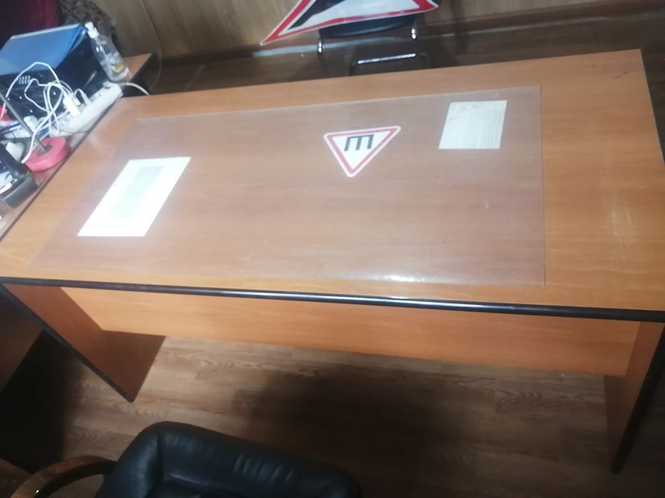 Стол письменный для офиса