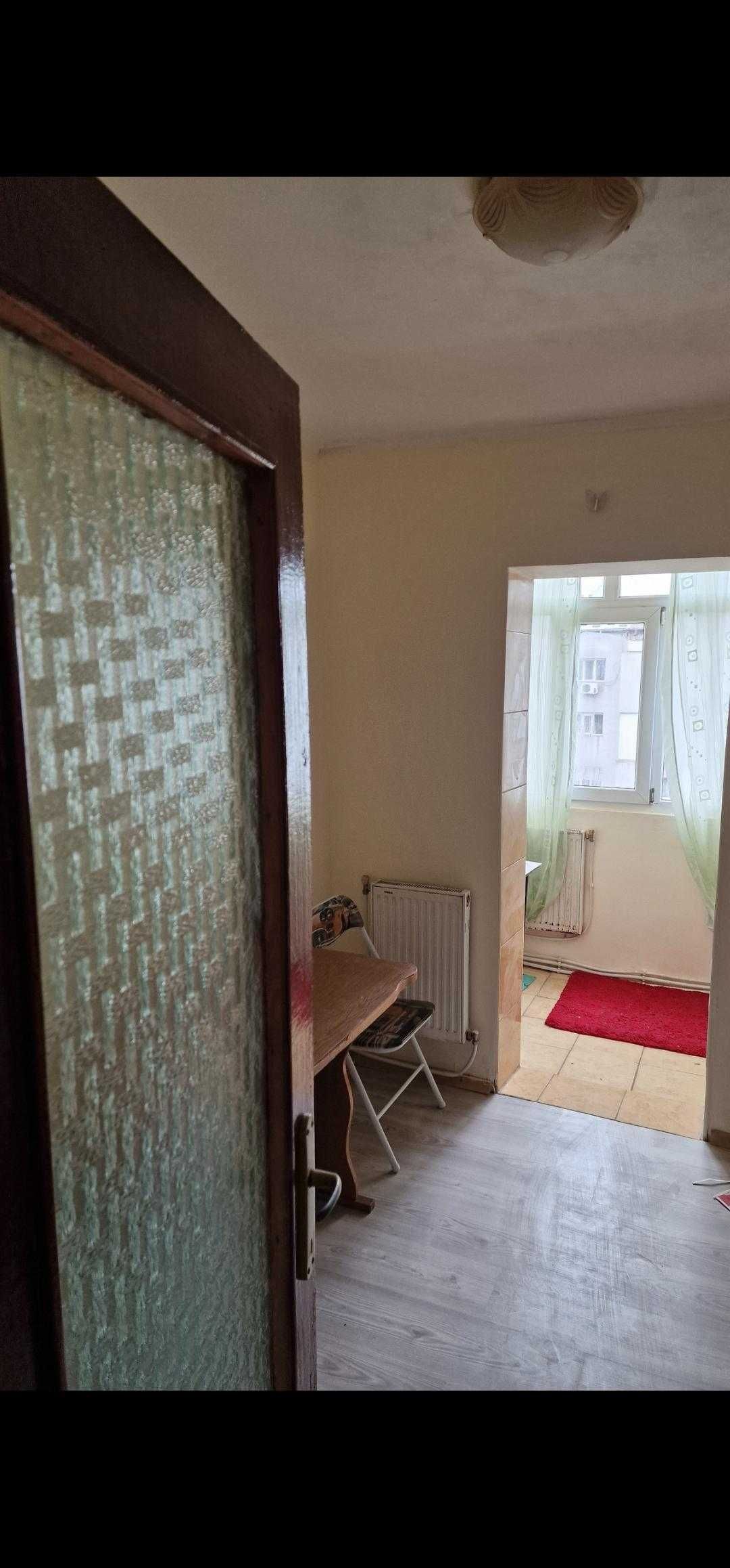 VAND/Inchiriez apartament 3 camere,etaj 4
