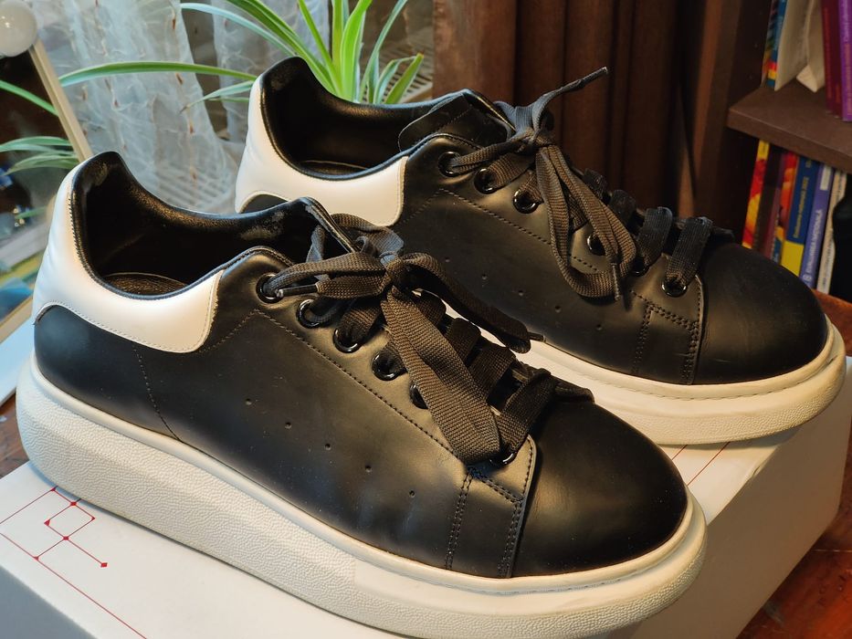 Vând Alexander Mcqueen ( negru cu alb )