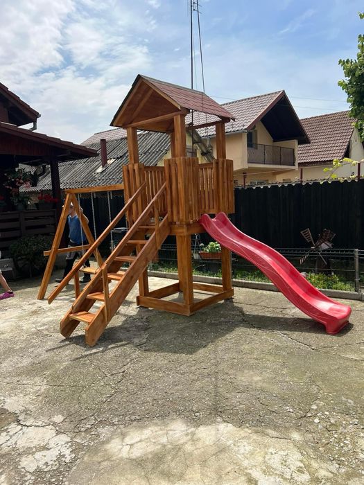 Loc de joaca pentru copii cu tobogan