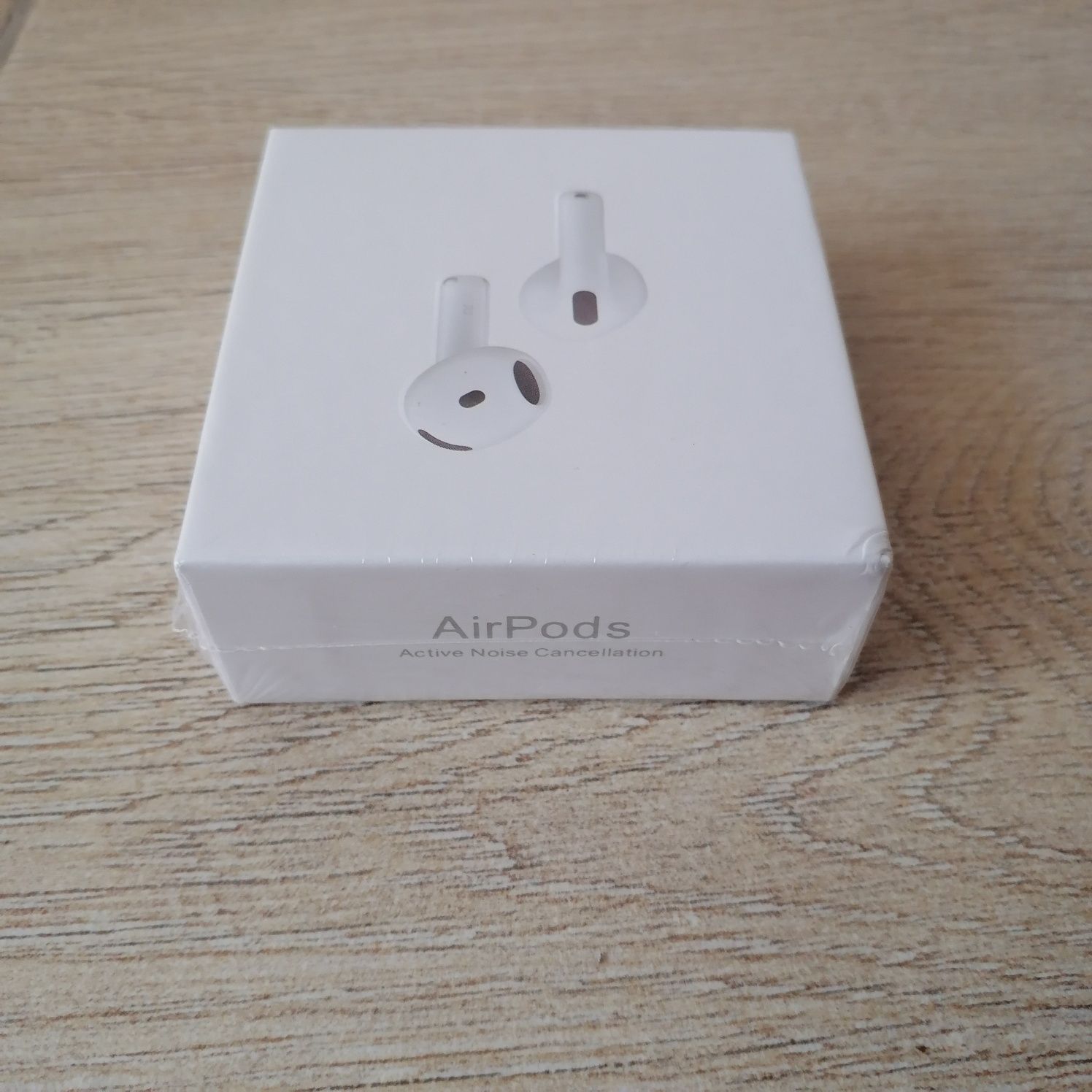 AirPods 4 cu noise cancellation activ