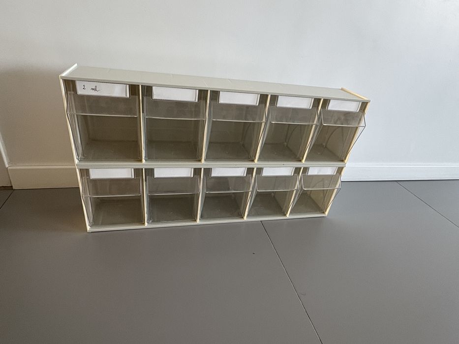 Vând suporturi /rafturi seringi