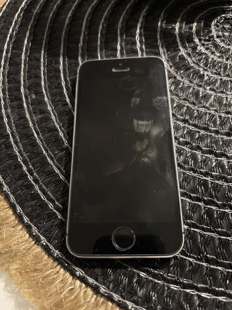 Продавам айфон 5s КОМЕНТАР.БАРТЕР