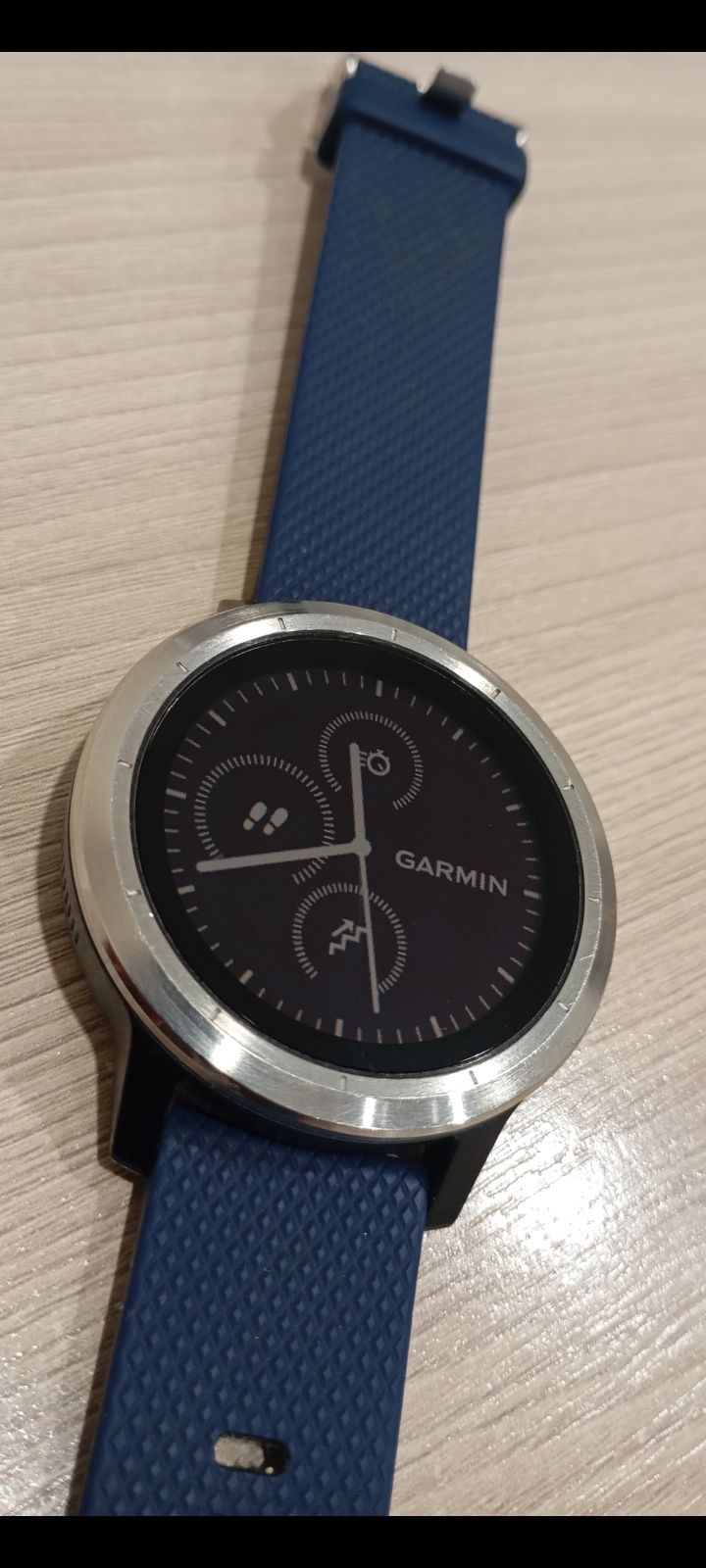 Продаю часы  Garmin vivoactive 3