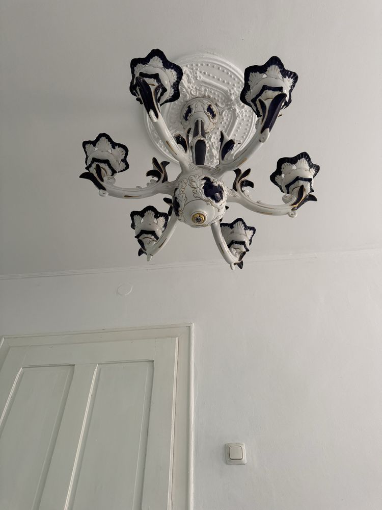 Candelabru albaatru si auriu intro stare foarte buna