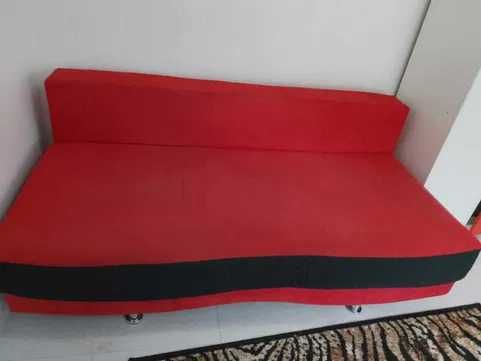 vand canapea rosie extensibila