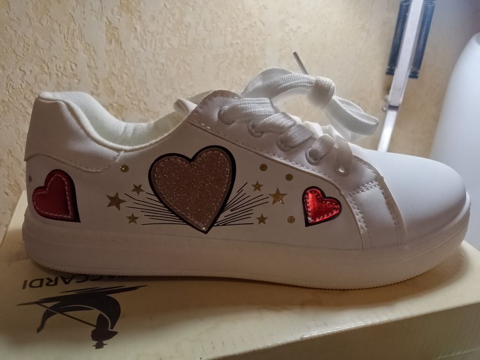 Отдам кроссовки на девочку