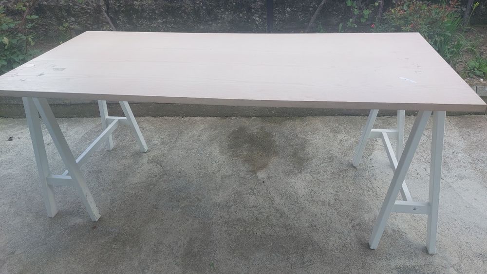 Vând mese reglabile electric pe înălțime .