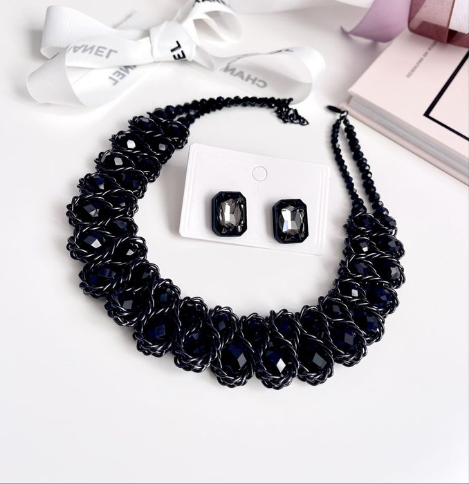 Колиета с кристали в бяло и черно