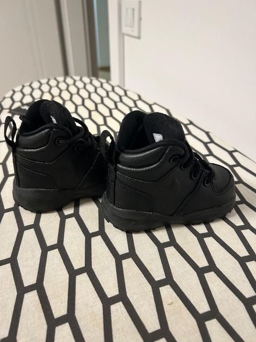 Adidasi ghete Nike Manoa