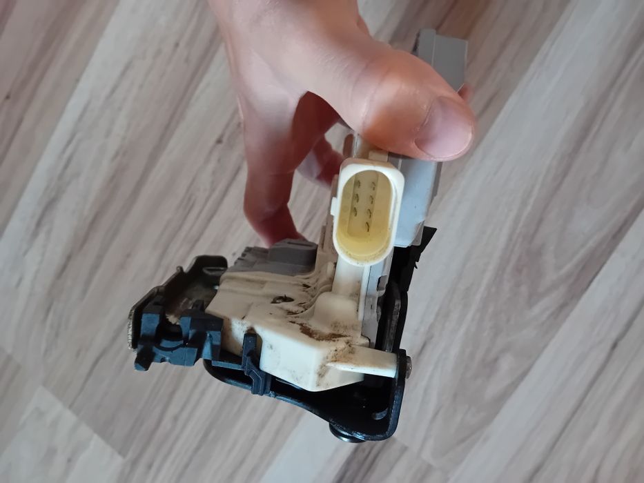 Broasca incuietoare usa stanga spate Audi A4 B8 2008 2009 2010 2011 20