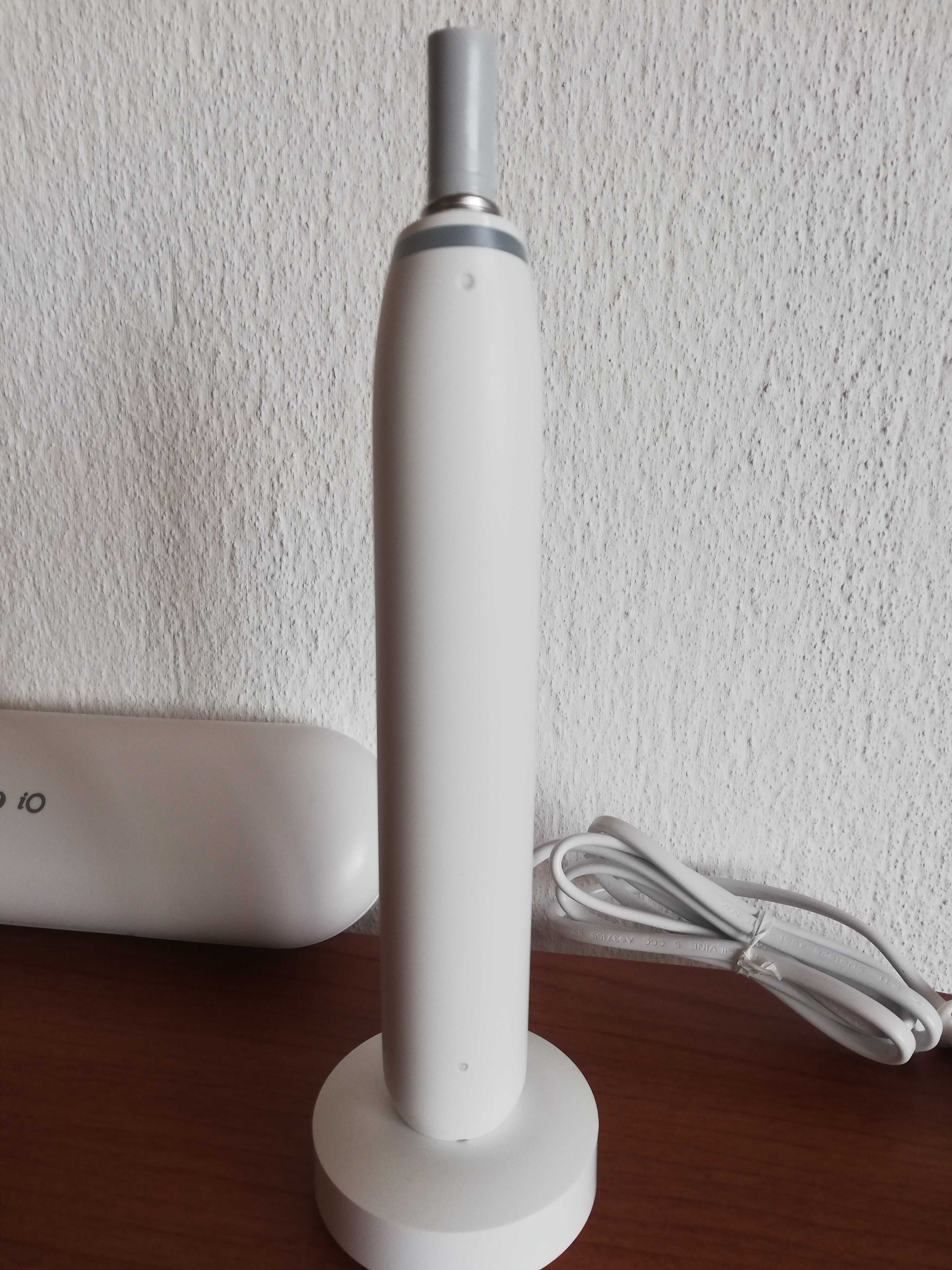 Oral B iO 8 бяла електрическа четка за зъби