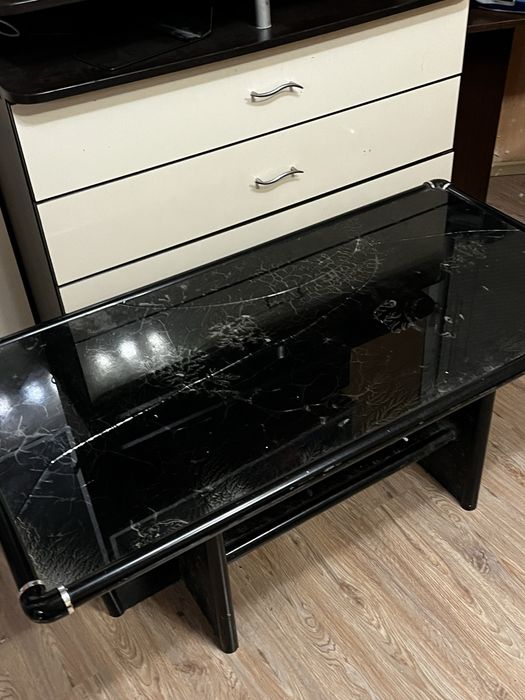 Маса стъклена за 30 лв по дрговаряне!!!