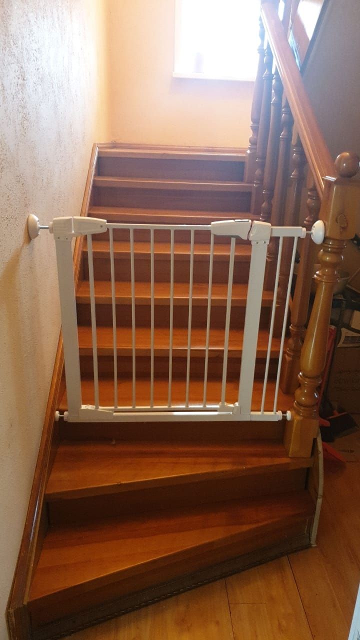 Барьер (ворота безопасности) на лестницу для защиты малыша