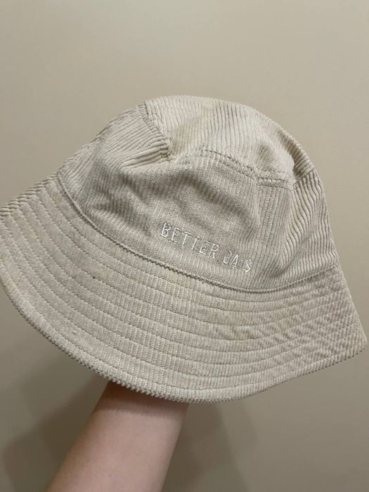Кадифена шапка тип панама H&M, в бежов цвят.