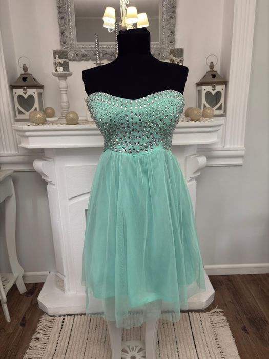 Rochie elegantă cu tulle și ștrasuri
