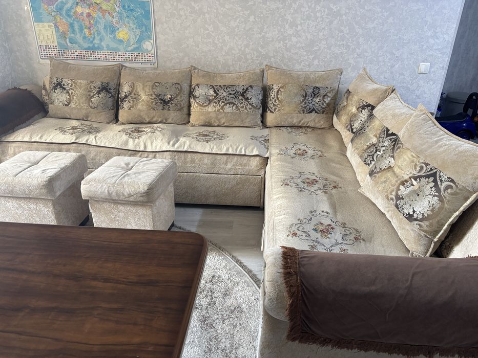 Диван и журнальный стол