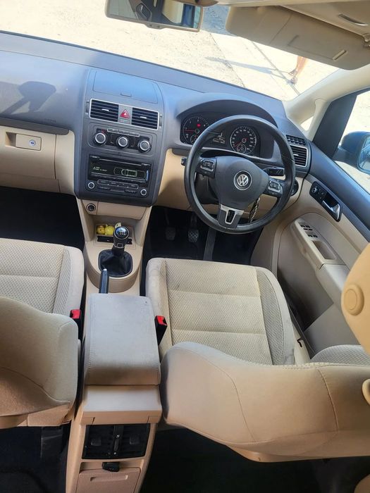 Dezmembram Volkswagen Touran 2012 Usa fata dreapta/Usa spate dreapta