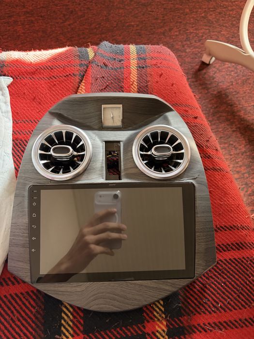 Tesla manitor ramkasi bilan