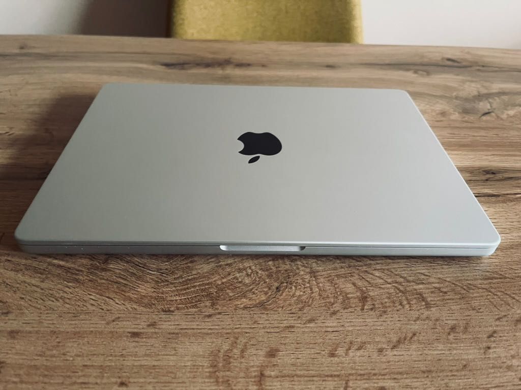 MacBook Pro 14'' Max, 32 GB RAM, 1 TB SSD - отлично състояние