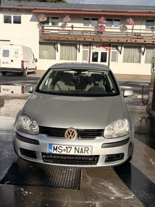 Vand golf 5 2.0 tdi 2005 , 263.000 km , propietar de 4 ani .
