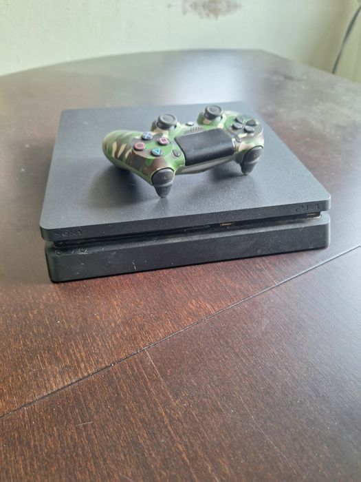 Продавам ps 4 с джойстик