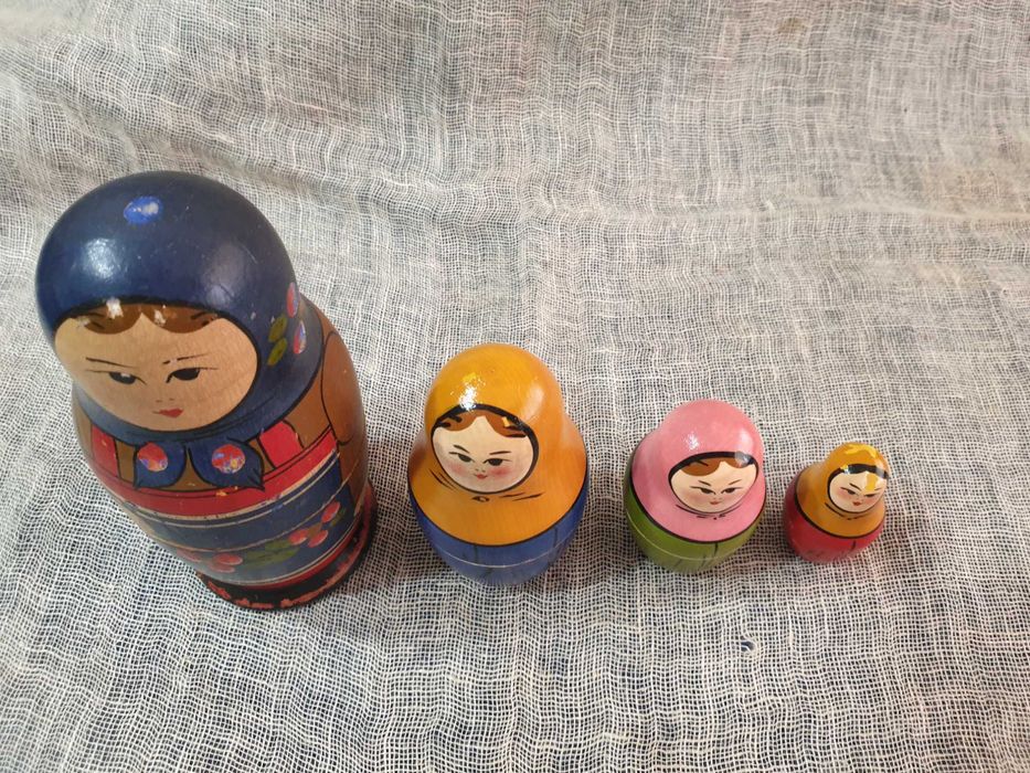 Голяма дървена играчка-Матрьошка и по-малка Матрьошка