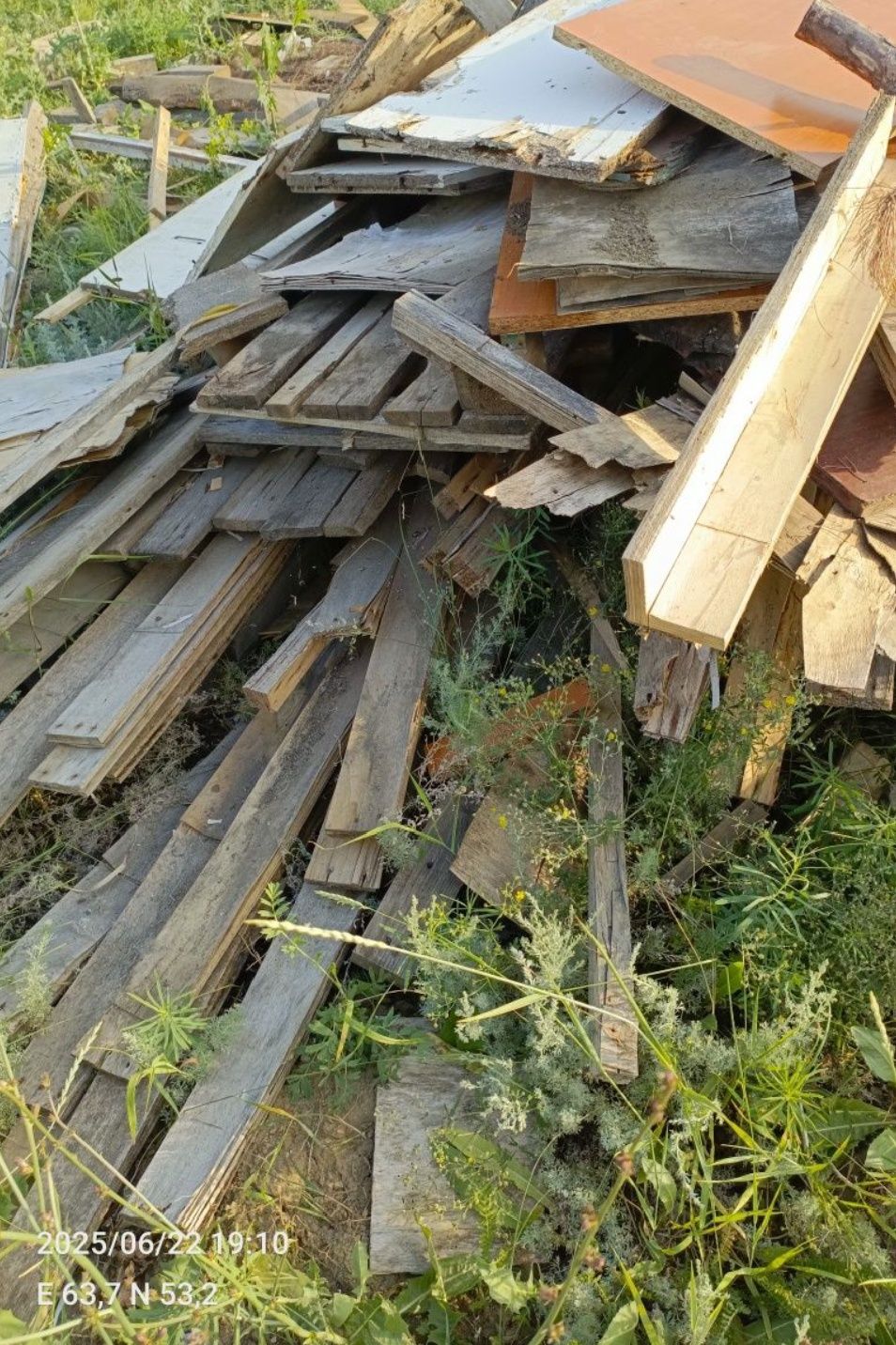 Дрова и рамы со стёклами