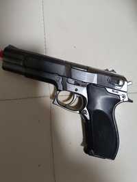 Pistol cu capse.