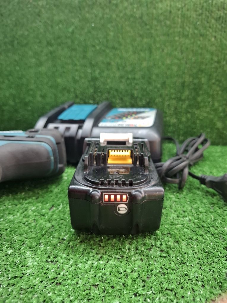 Голям винтоверт на Makita DDF458 с 3 ампера батерия и бързо зарядно.
3