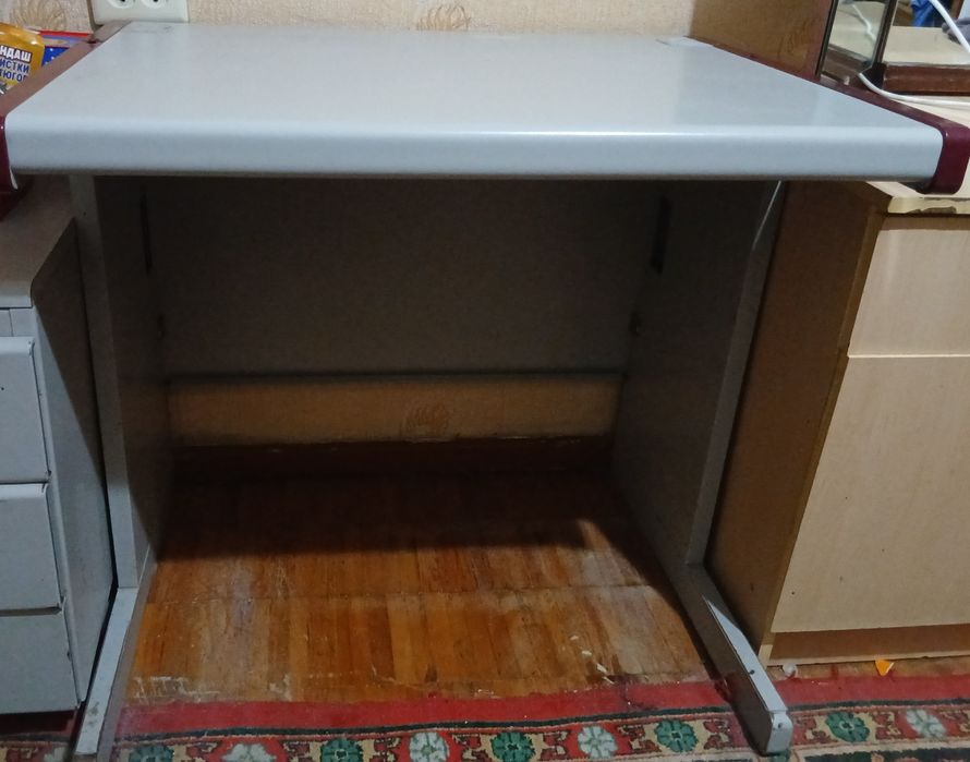 Продам  стол из металла.