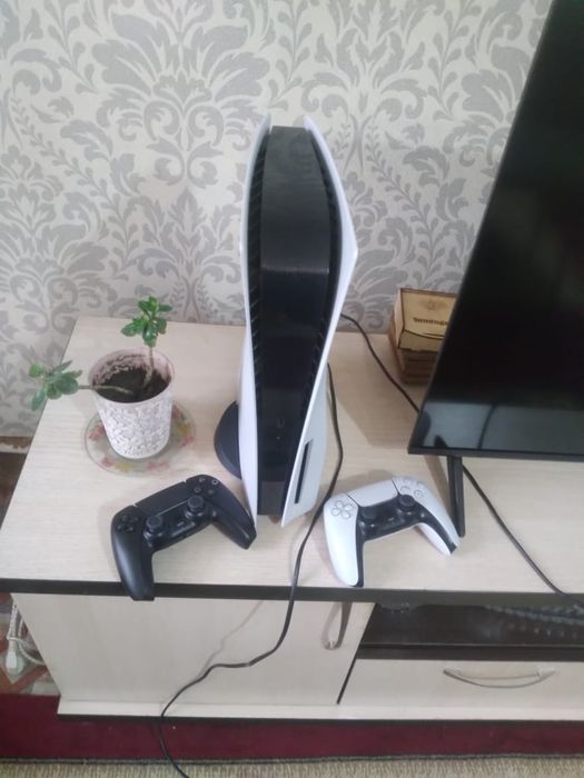 Продам Пс 5(Ps5) в отличном состояний,2 джестика ,4 игры.Fifa25,Mk,Gta
