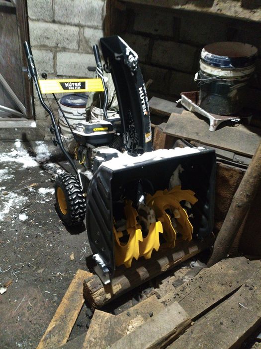 Продам снегоуборочную машину Huter