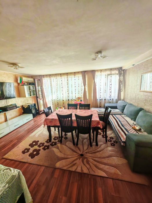 Двустаен апартамент на колхозен пазар