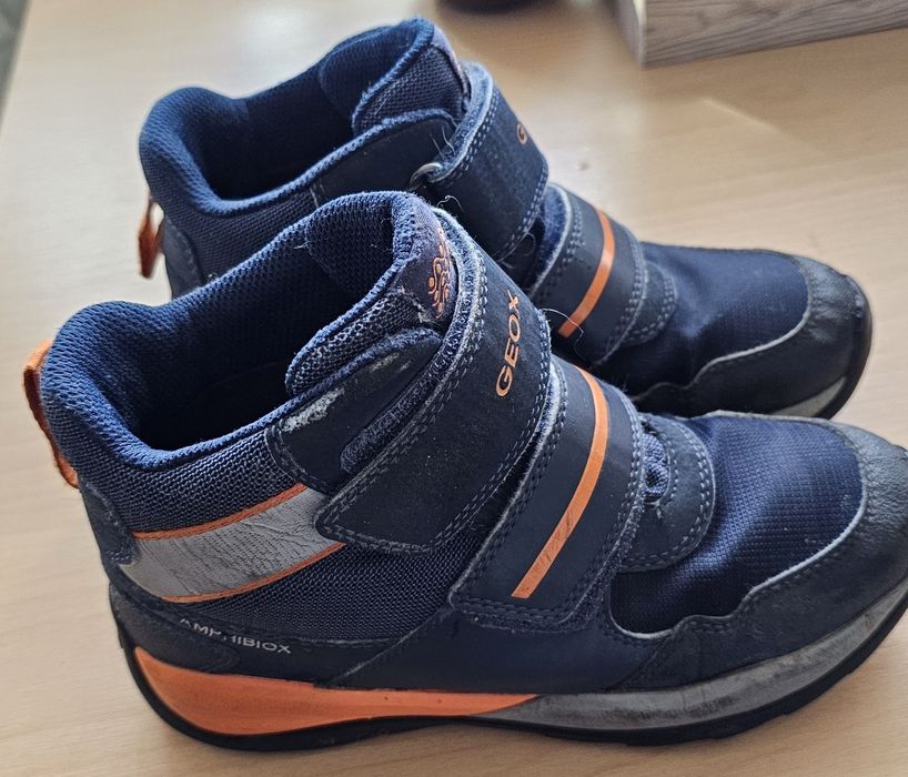 Детски апрески Geox втора употреба и детски розови боти номер 34.