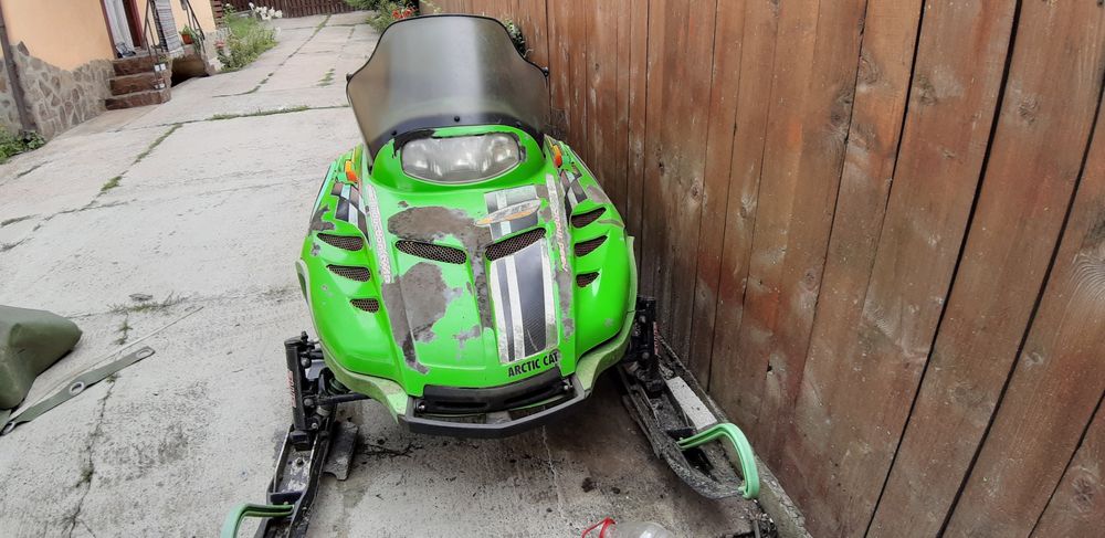 Snowmobil articat de 700 2t vând urgent