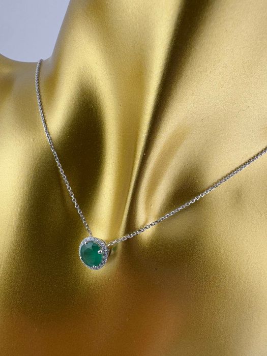 Продам цепь с кулоном изумруд