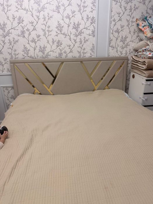 Кровать с матрасом