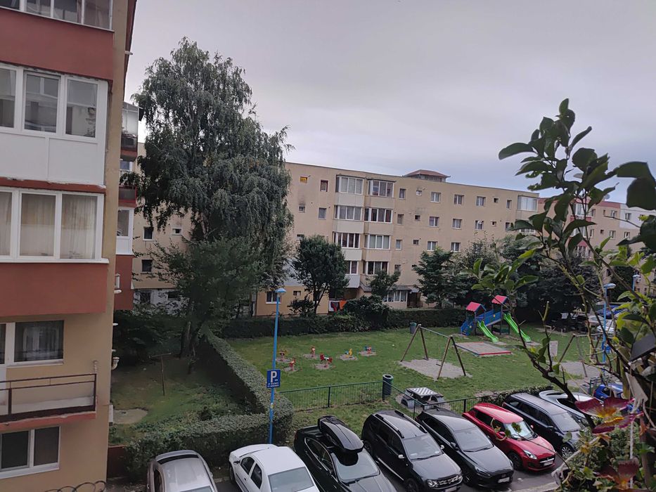 Vând apartament 5 camere, 100 mp, decomandat, 2 băi + 2 balcoane