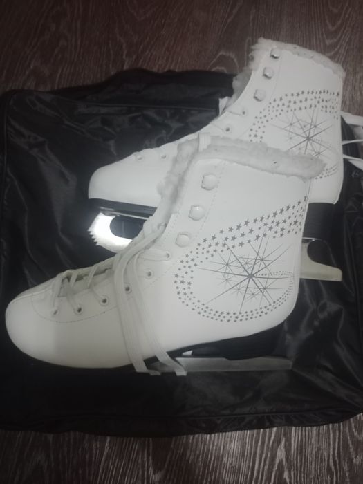 Продам женские коньки новые