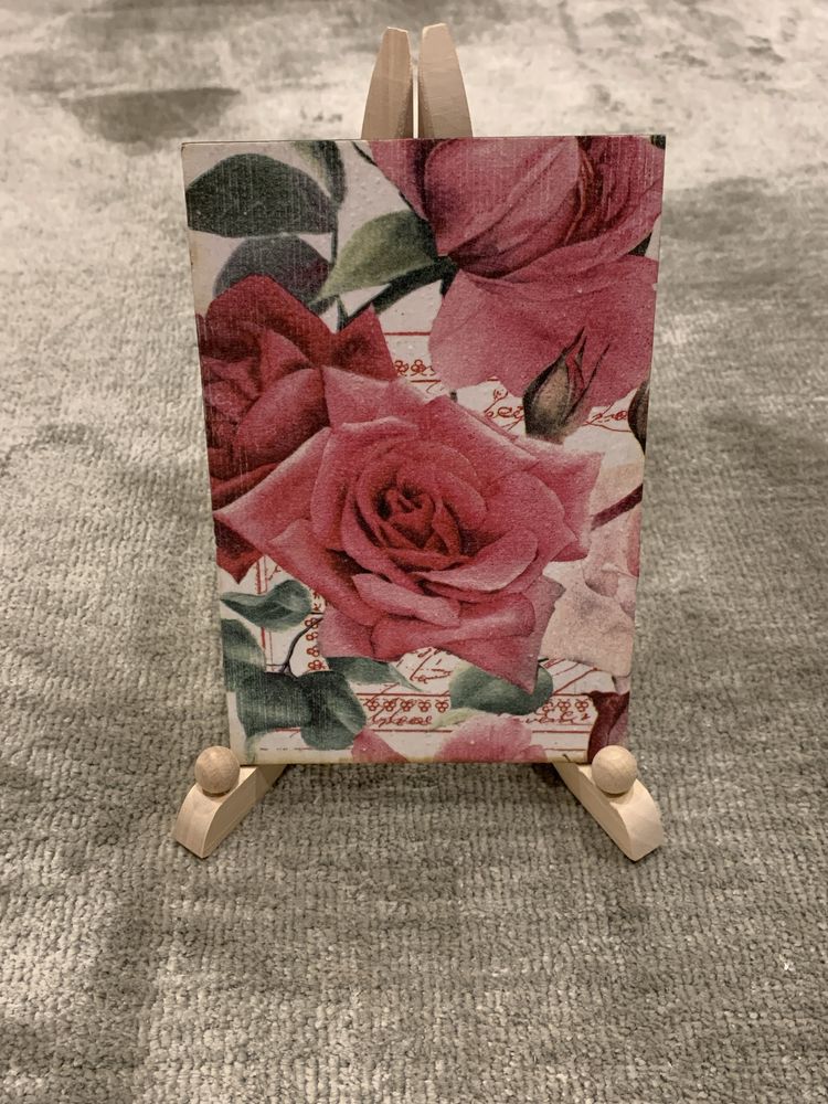 Ръчно изработена дървена картичка с рози и държач