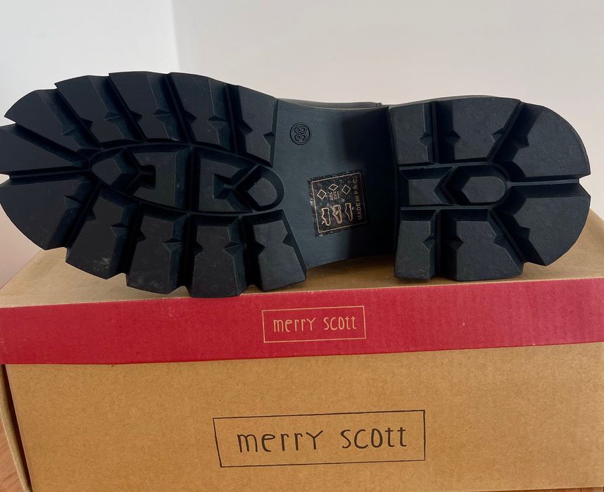 Дамски черни боти с масивна подметка – нови