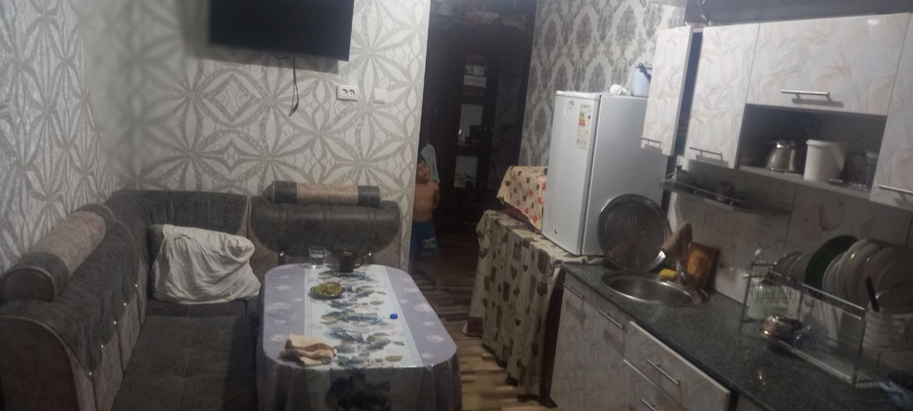 Вагзал 48мактаб олдида уй сотилади хамма шаройити бор 1 хоналик мед э