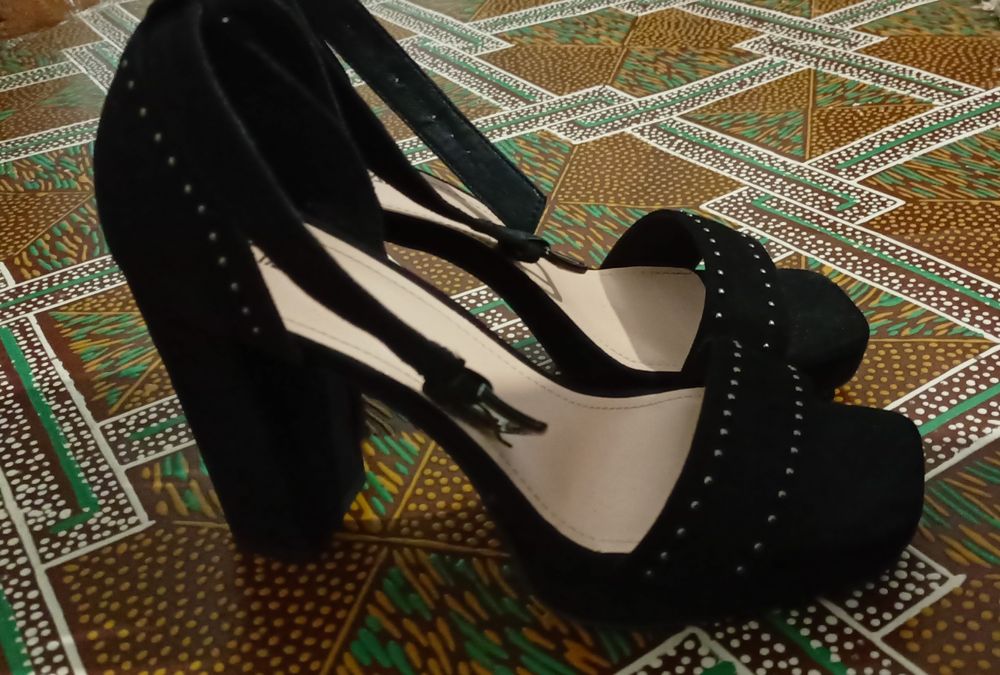 Продам босоножки