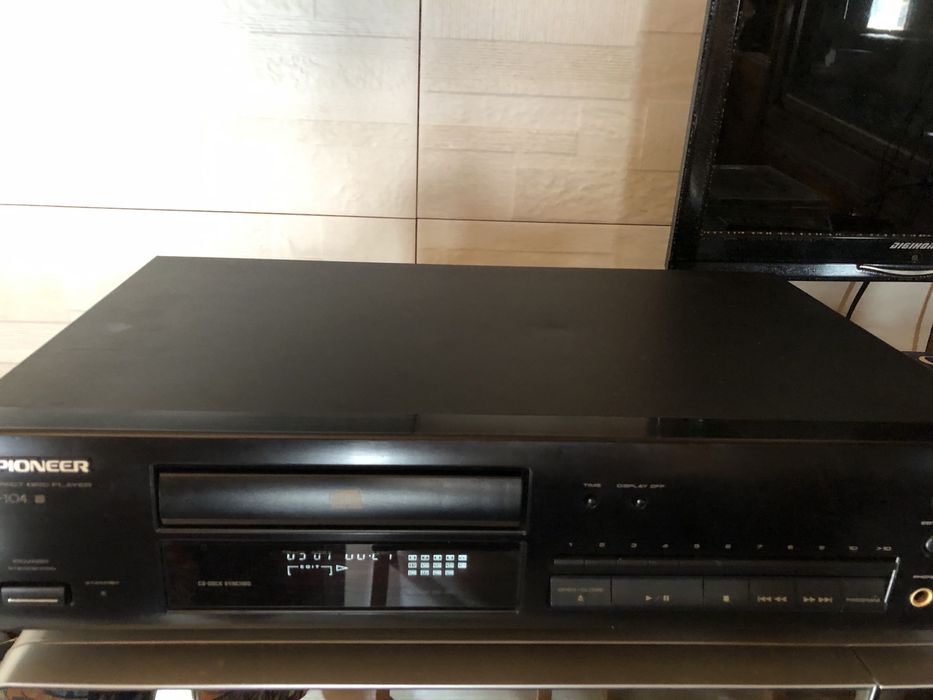 Pioneer PD-104 compact disc player