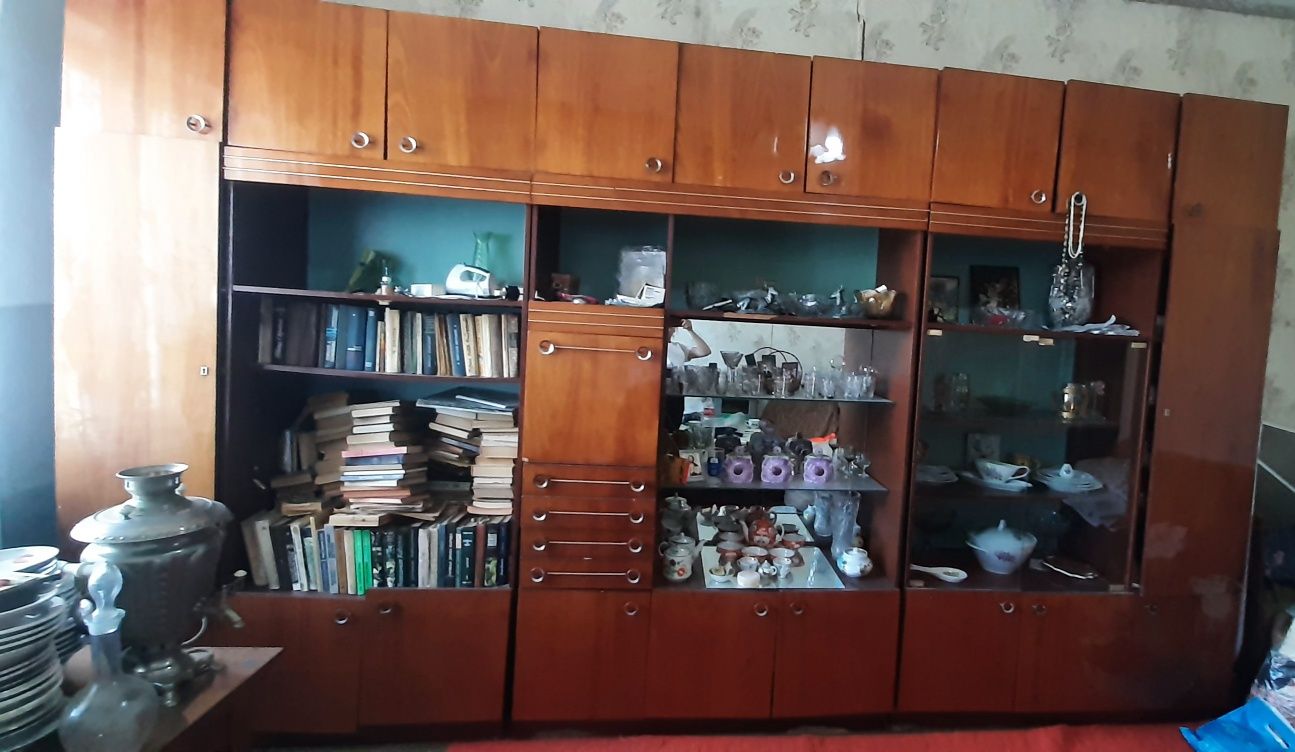 Продам советскую стенку.