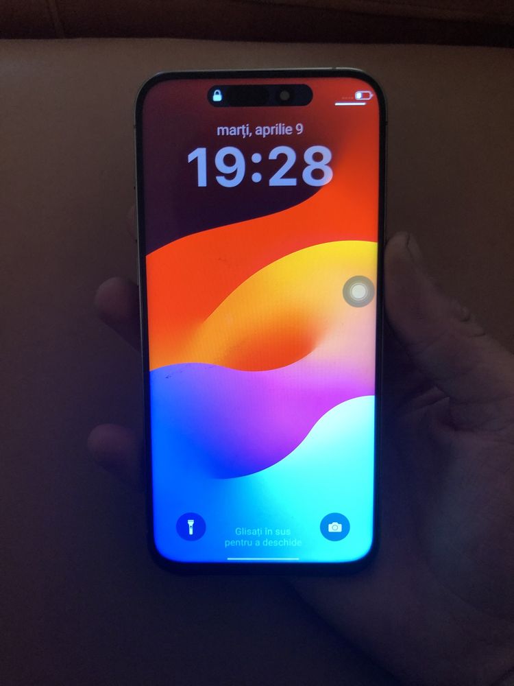 Iphone15pro max ele este ok ca model nui deloc zgîriat totul e ok