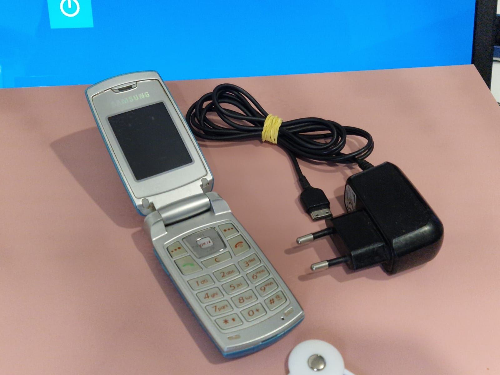 Super telefon SGH - X540 cu încărcător original